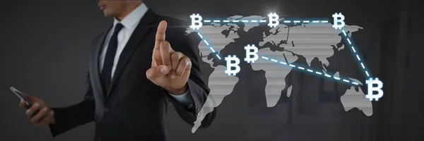 Uomo d'affari toccare icone grafiche bitcoin — Foto Stock