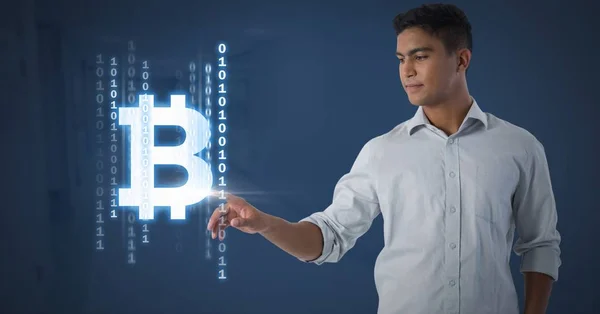 Zakenman aan bitcoin grafische pictogram te raken — Stockfoto