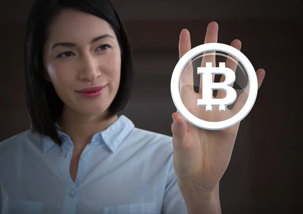 Zakenvrouw aanraken van bitcoin grafische pictogram — Stockfoto