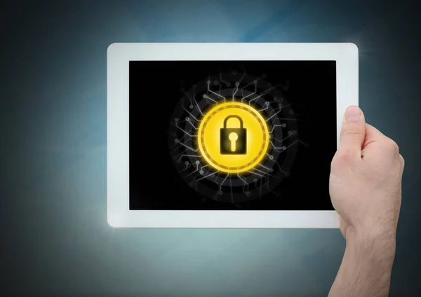 Hand met Tablet PC- en veiligheid vergrendelingspictogram — Stockfoto