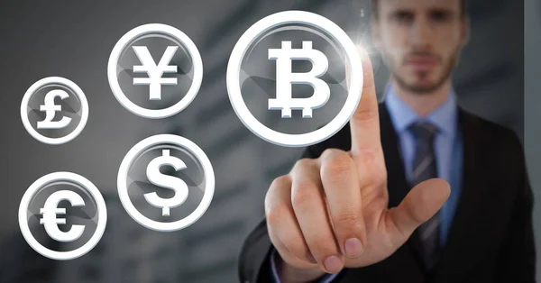 Zakenman aan bitcoin grafische pictogram te raken — Stockfoto