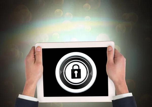 Tablet in handen en security lock-pictogram — Stockfoto