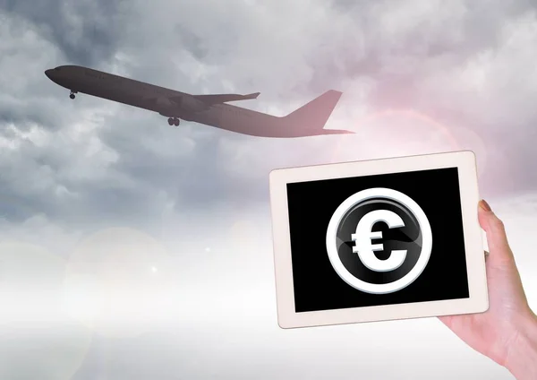 Vliegtuig en euro-icoon op tablet in de hand — Stockfoto