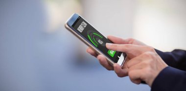 Cep telefonu kullanan iş kadını