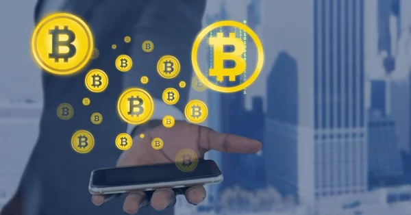 Bitcoin pictogrammen en hand met telefoon — Stockfoto