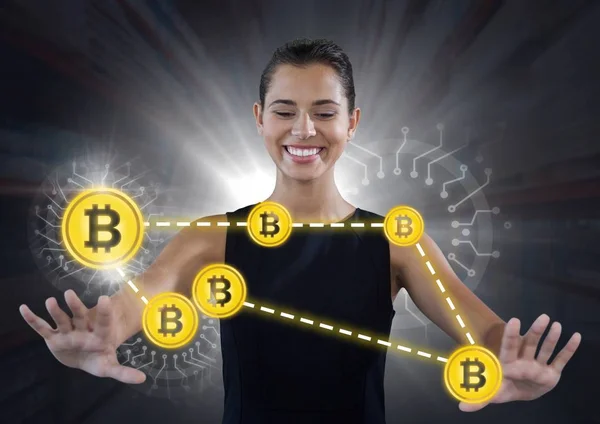 Podnikatelka dotýká bitcoin grafické ikony — Stock fotografie