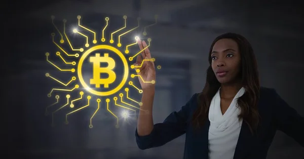 Mujer de negocios tocando icono gráfico bitcoin — Foto de Stock