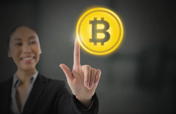 Podnikatelka dotýká bitcoin grafické ikony — Stock fotografie