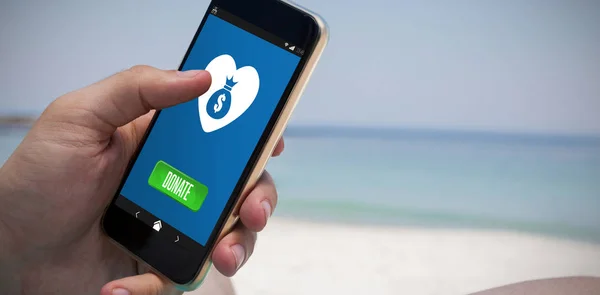 Hombre usando smartphone en la playa — Foto de Stock