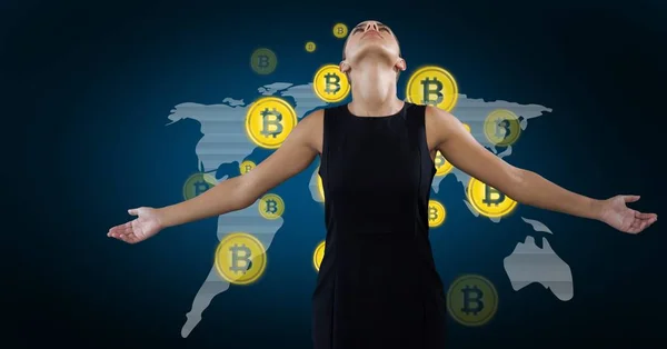 Бізнес-леді з графічними іконками Bitcoin — стокове фото