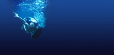 Mavi suda yüzen adam