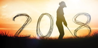 Golfçü kendini topa vurmak için hazırlanıyor