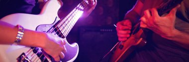erkek ve kadın gitarist gerçekleştirme 