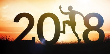 Turuncu gündoğumu karşı çalışan atlet