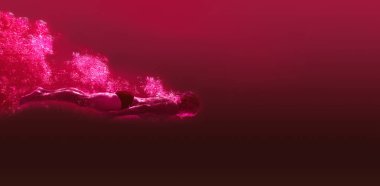 Mavi suda yüzen adam