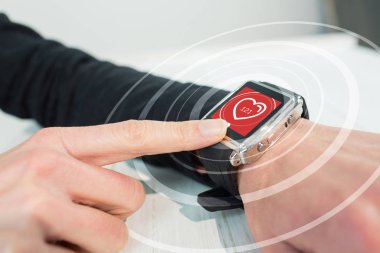 Akıllı bir saat kullanarak iş kadını