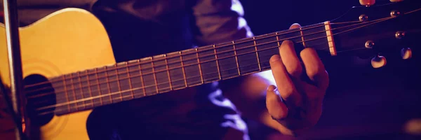 Mężczyzna gitarzysta występując na koncert muzyki — Zdjęcie stockowe