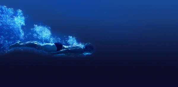 Hombre nadando en agua azul — Foto de Stock