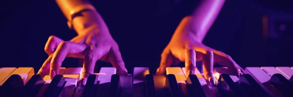 Músico tocando el piano — Foto de Stock