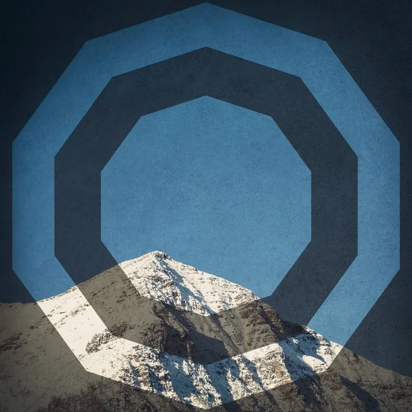 Karşı dağın tepesinde temizle mavi gökyüzü — Stok fotoğraf