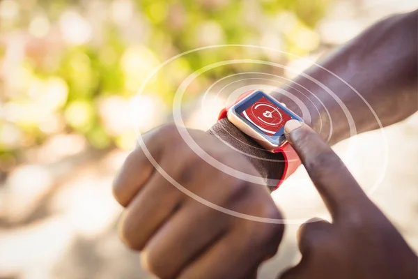 Hombre señalando sobre reloj inteligente —  Fotos de Stock