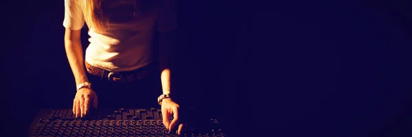 DJ de operare mixer de sunet — Fotografie, imagine de stoc