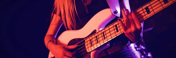 Kadın gitarist gece kulübünde gerçekleştirme — Stok fotoğraf