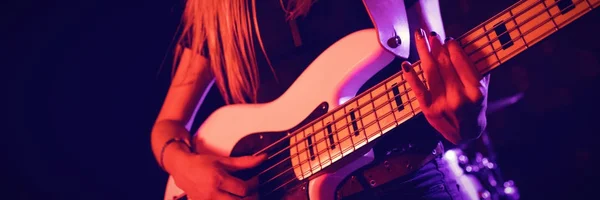 女性ギタリストのナイトクラブでの実行 — ストック写真