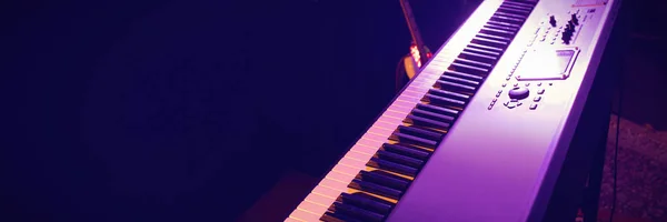 Klavier und Gitarre im Nachtclub — Stockfoto