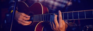 sahnede performans gitarist