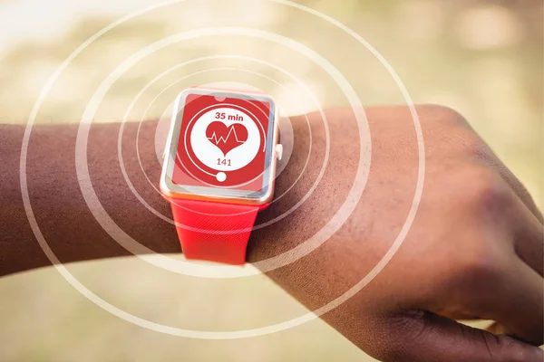 Hombre con reloj inteligente —  Fotos de Stock