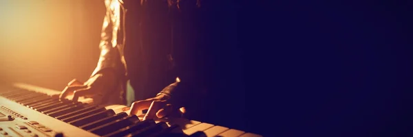Mitten delen av musiker som spelar piano — Stockfoto