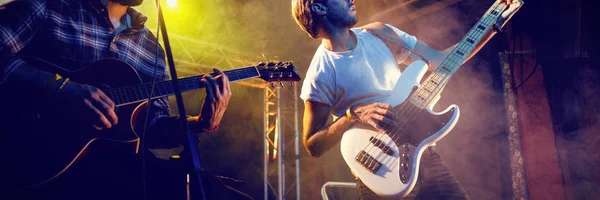 Гітаристи виступають в нічному клубі — стокове фото
