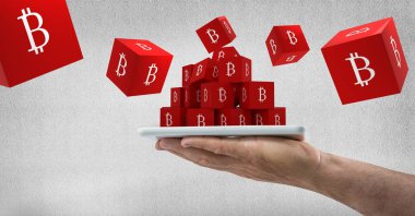 Tablet bitcoin ile sembol simgeler tutan el