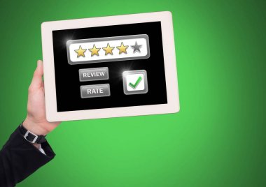 İnceleme yıldız derecelendirmeleri ile el tutma tableti