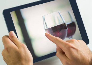 Şarap bardakları tabletiyle dokunmadan el
