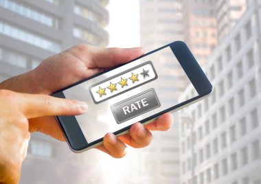 El ele tutuşan telefon 