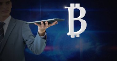 Tablet bitcoin sembol simge ile holding eller