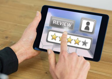 Tablet ile holding eller inceleme Yıldız derecelendirmeleri