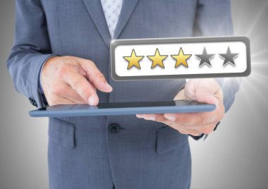 Tablet ile holding eller inceleme Yıldız derecelendirmeleri