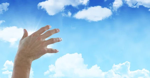 Ręką dotykając nieba — Zdjęcie stockowe