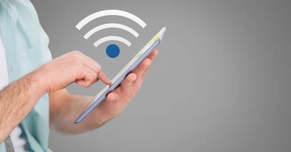 Χέρι εκμετάλλευση tablet με 3d εικονίδιο wi-fi — Φωτογραφία Αρχείου