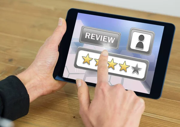 両手でタブレット レビューの星評価 — ストック写真
