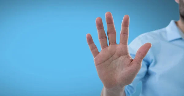 Рука відкрита з яскраво-синім фоном — стокове фото