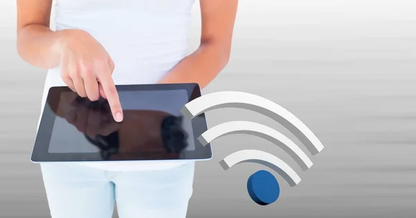 Χέρι αγγίζει tablet με 3d εικονίδιο wi-fi — Φωτογραφία Αρχείου