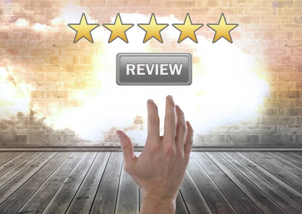 Hand die reikt voor vijf sterren beoordeling knop rating — Stockfoto