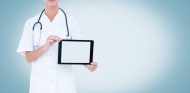 kadın doktor gösteren tablet