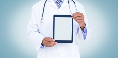 Bir doktor gösteren dijital tablet