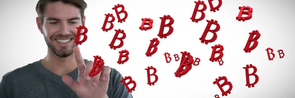 Homem contra vários sinal bitcoin vermelho — Fotografia de Stock
