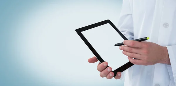 디지털 태블릿을 사용하는 의사 — 스톡 사진